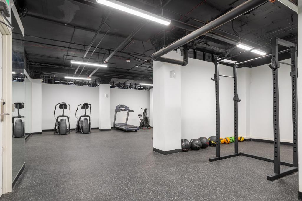 Fitness centrum a/nebo fitness zařízení v ubytování Reside Seattle Downtown, a Wyndham Residence