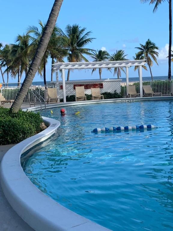 Bazén v ubytování The Lago Mar Beach Resort and Club nebo v jeho okolí