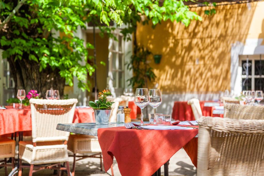 Restaurant ou autre lieu de restauration dans l&#39;&eacute;tablissement Le Petit Manoir Logis