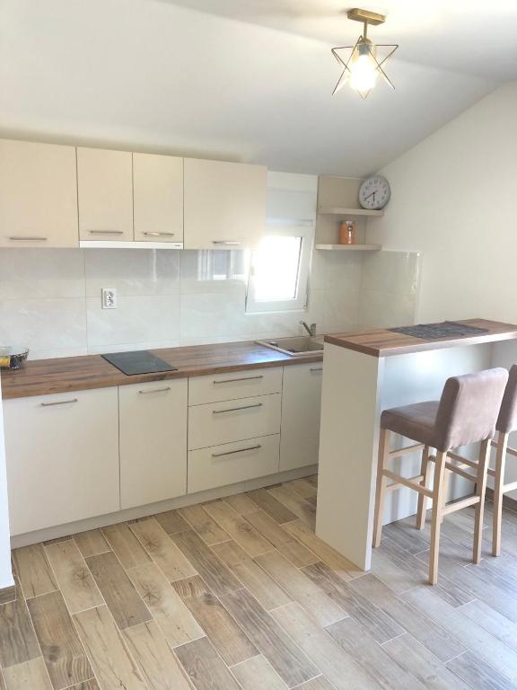 Kuchyň nebo kuchyňský kout v ubytování Apartmani Vanja