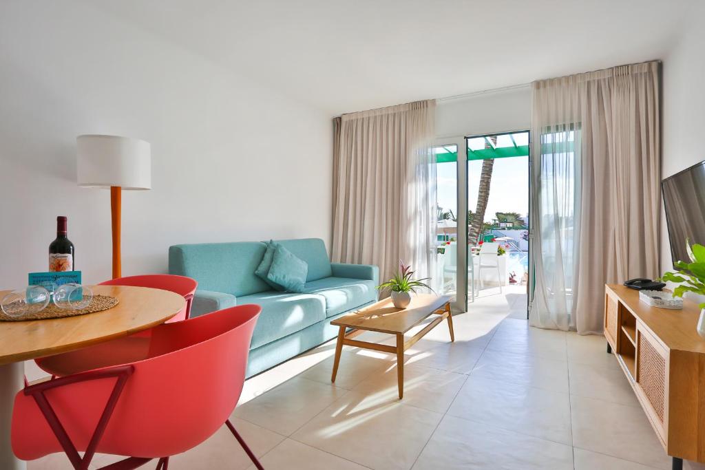 Nazaret Apartments - One-Bedroom Apartment With King Bed