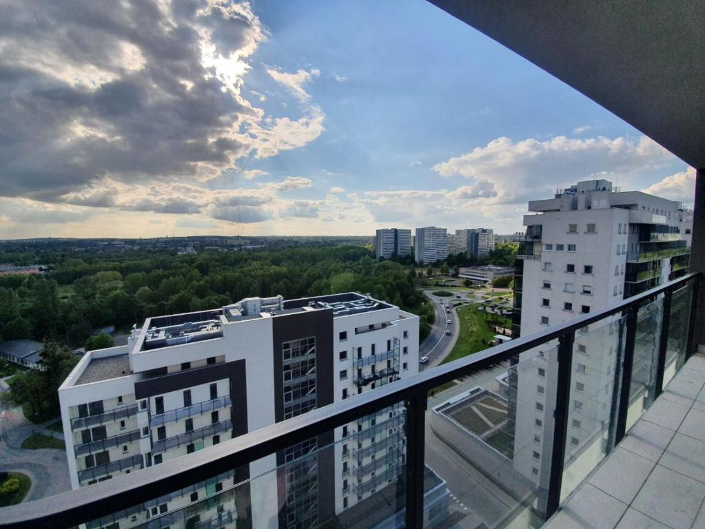 APARTAMENT W CHMURACH- 15 PIĘTRO OSIEDLE TYSIĄCLECIA- parking w hali garażowej, wielki taras z widokiem na zachód słońca - 15