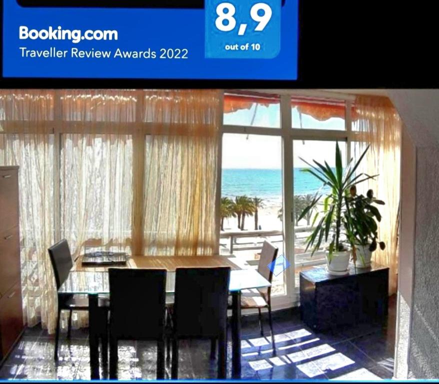 comedor con mesa y vistas al océano en Playa El Campello & Parking WIFI en El Campello