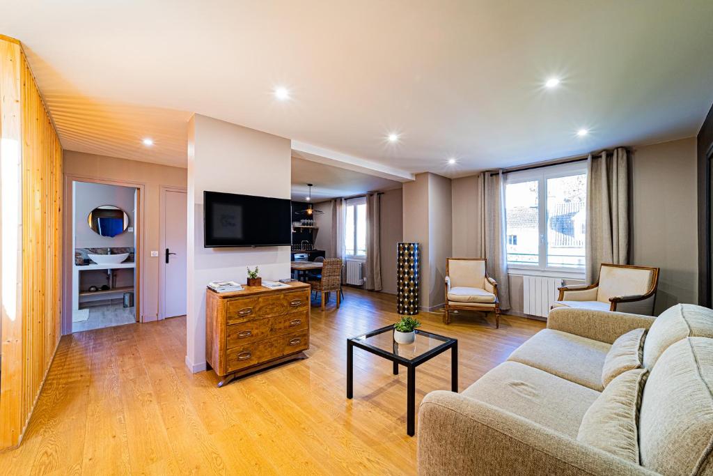 a living room with a couch and a tv at Gîtes bo - Beaune - Saint Romain - classés 3 étoiles in Saint-Romain