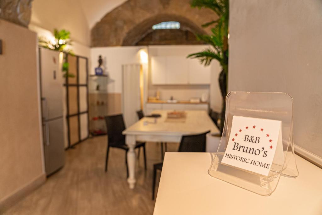eine Küche mit einem Tisch und einem Schild auf der Theke in der Unterkunft Bruno's Historic Home in Neapel