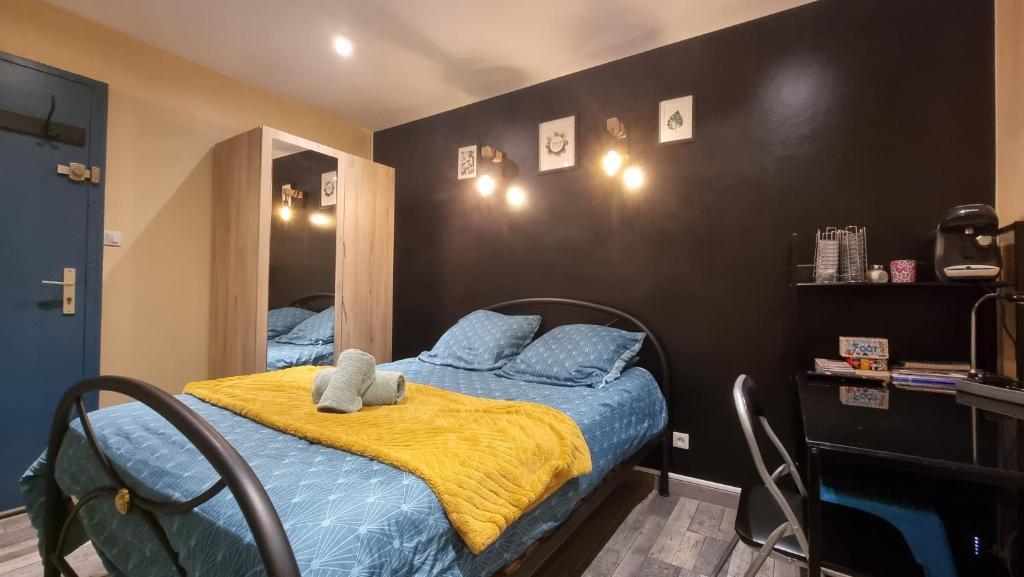 コルマールにあるSLEEP IN COLMAR - Parking - Centreのベッドルーム1室(黄色い毛布付きのベッド1台付)