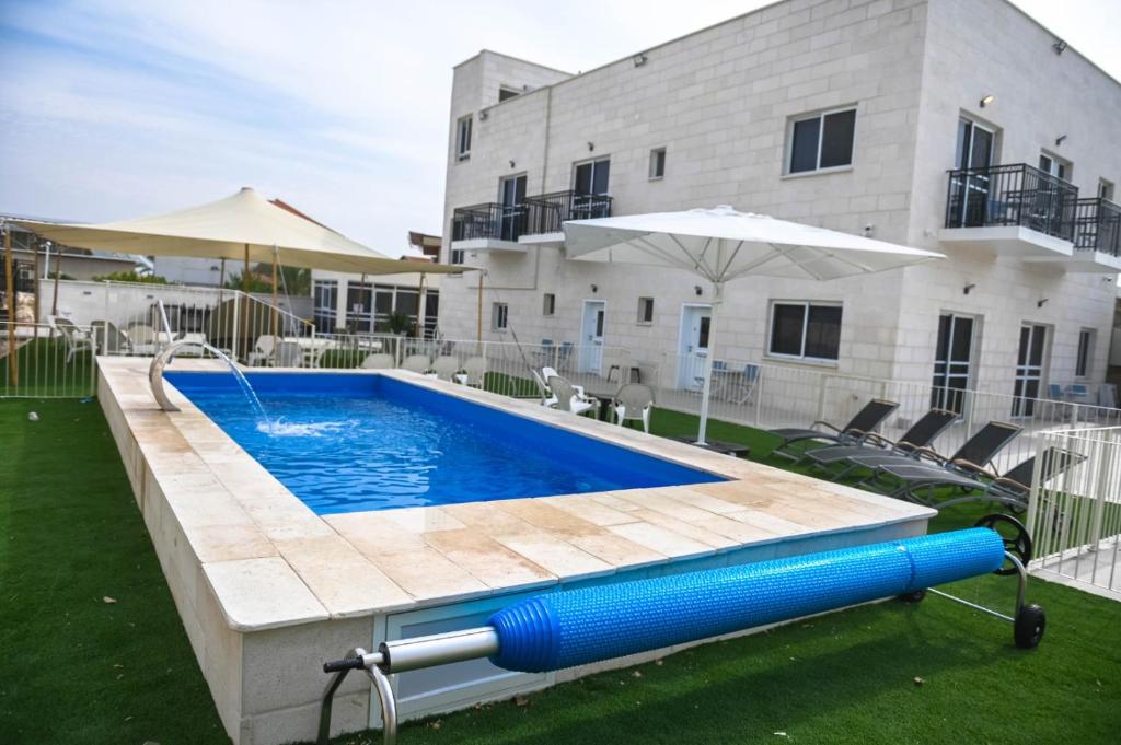 een zwembad voor een gebouw bij אשתורי - ASHTORI in Bet Sheʼan