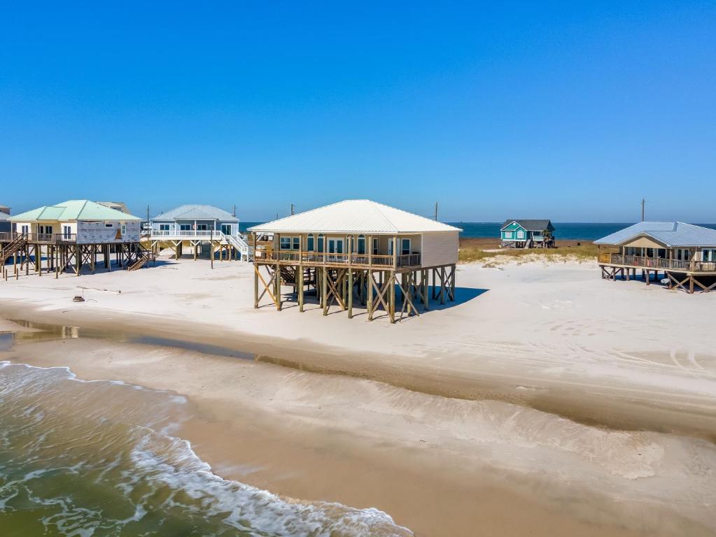 Afbeelding uit fotogalerij van Marisol - PET FRIENDLY and Gulf Front! Enjoy the large deck with amazing views! home in Dauphin Island