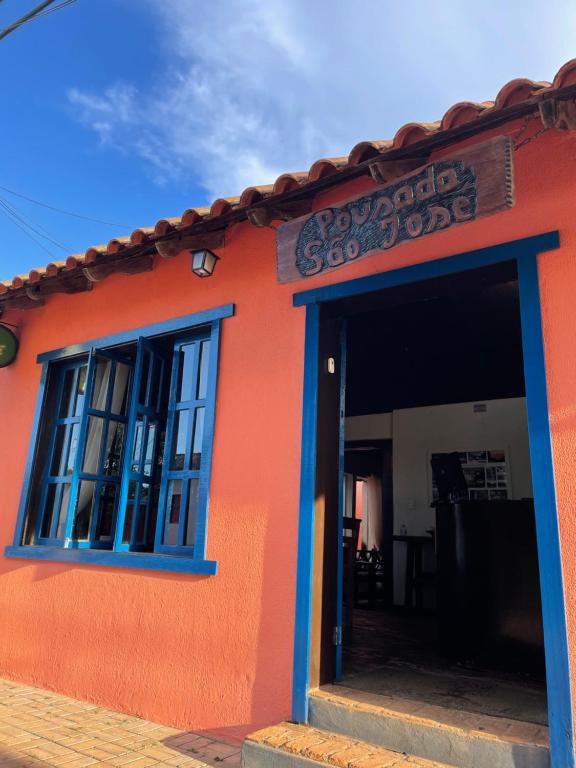 a orange building with a sign on the door at Pousada São José in Chapada dos Guimarães