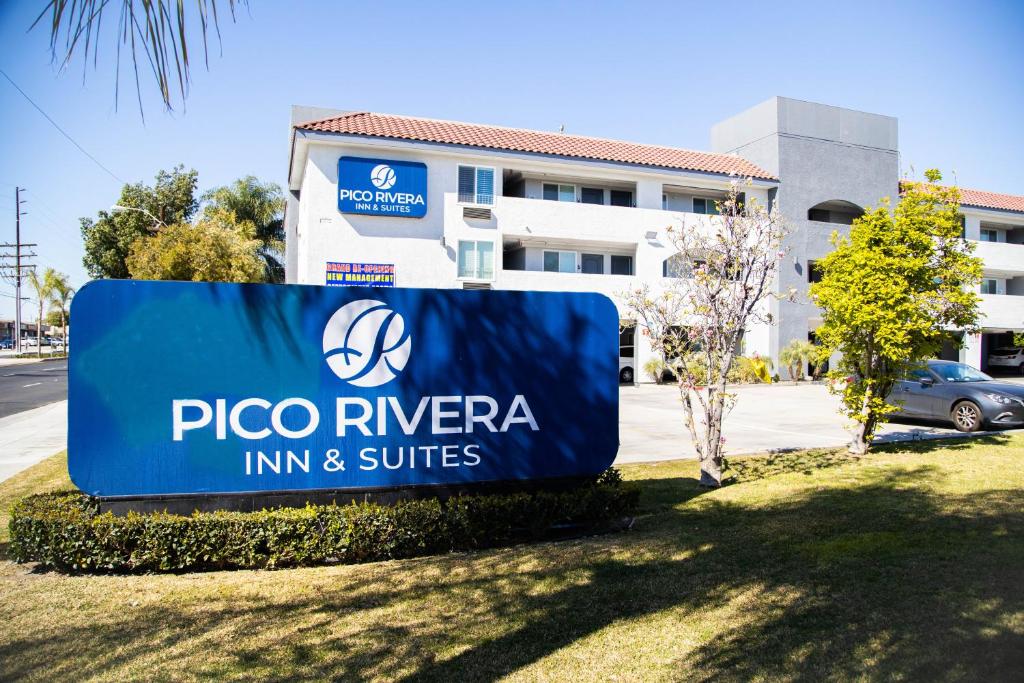 um sinal para uma estalagem e suites pico rivera em Pico Rivera Inn and Suites em Pico Rivera