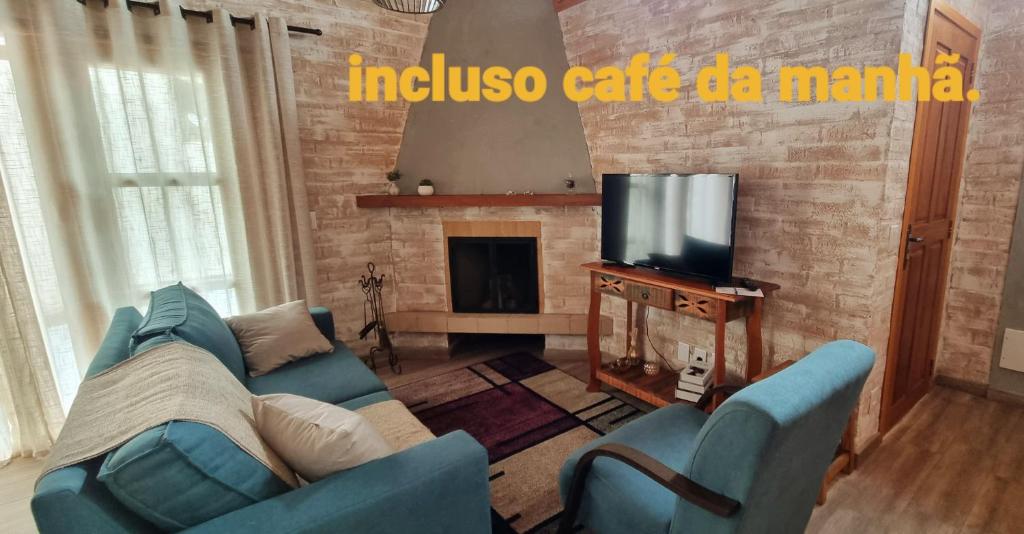 TV a/nebo společenská místnost v ubytování Chalés Bella