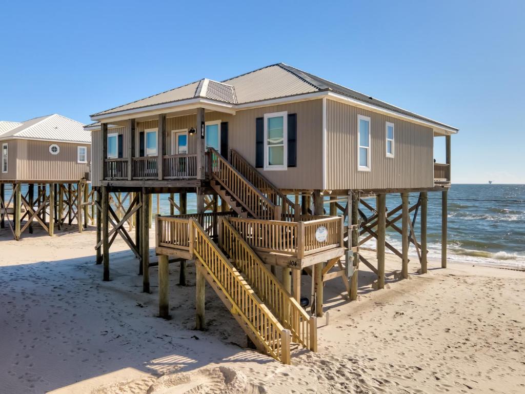 KeyWester BEACHFRONT! Pet Friendly! Sit on the back deck and listen