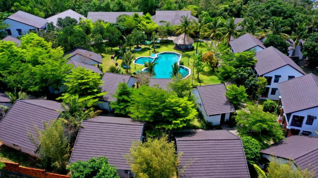 een luchtzicht op een huis met een zwembad bij Santa Garden Resort in Phu Quoc