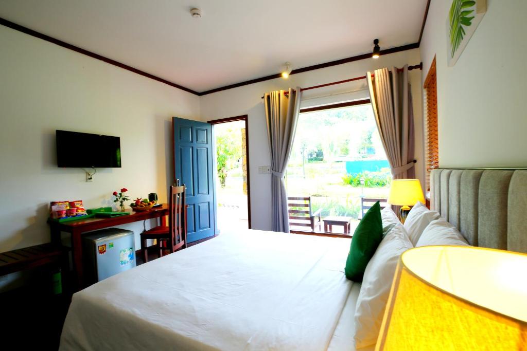 Phòng Giường Đôi Nhìn Ra Hồ Bơi