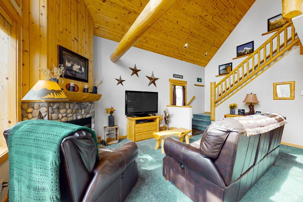 TV a/nebo společenská místnost v ubytování Cinnamon Teal Chalet