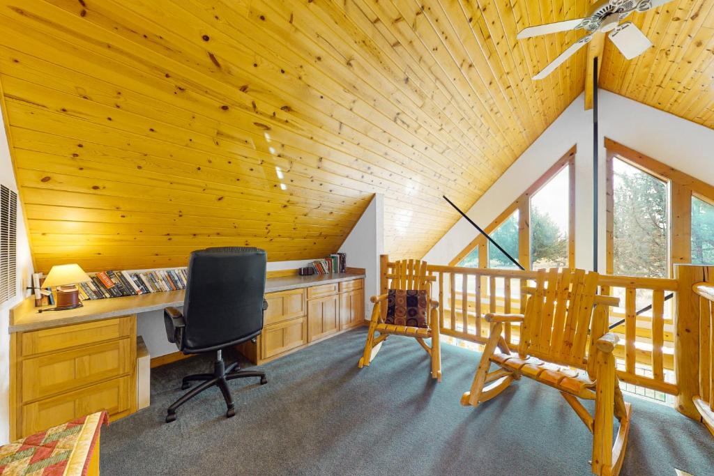 Posezení v ubytování Cinnamon Teal Chalet