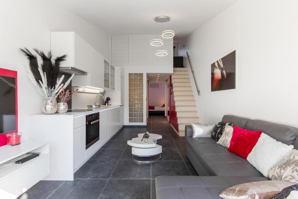 Il comprend un salon avec un canapé et une cuisine. dans l'établissement Village Naturiste R4N - Villa Sonja Heliovillage 2-4 personnes, au Cap d'Agde