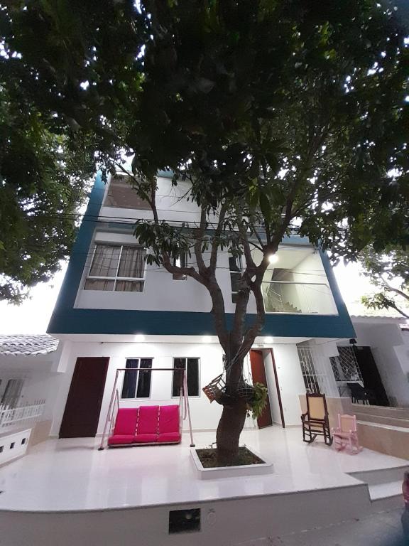 un edificio con un árbol delante de él en Apartaestudio Cartagena, en Cartagena de Indias