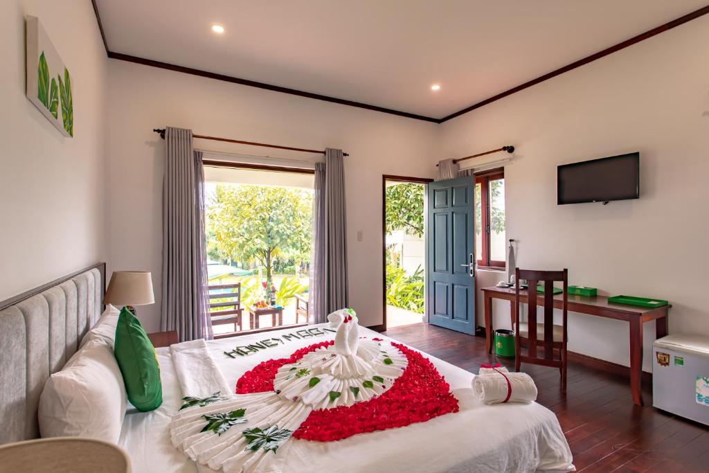Phòng Có Giường Cỡ King Nhìn Ra Hồ Bơi