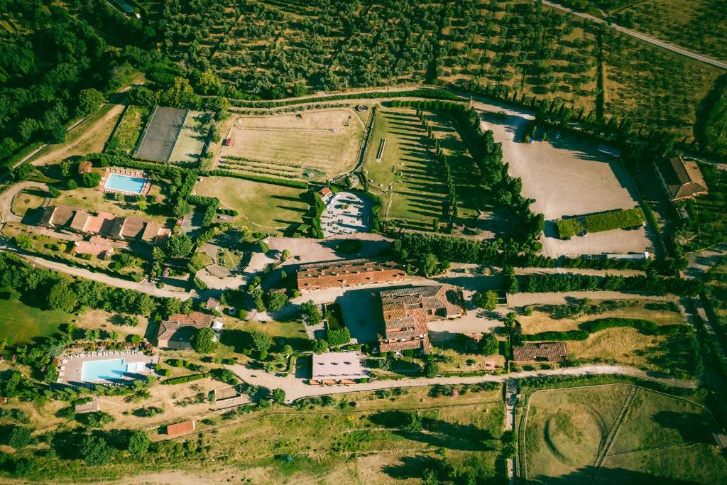 uma vista aérea de uma casa e de um campo em Usignoli Studio With Pool em Reggello