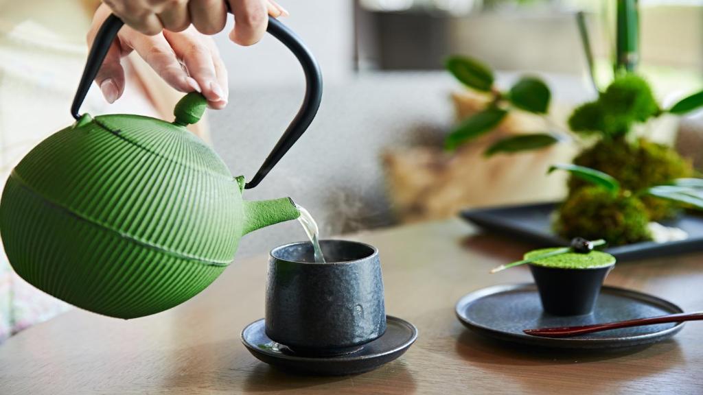 Příslušenství pro přípravu čaje a kávy v ubytování InterContinental Tokyo Bay by IHG