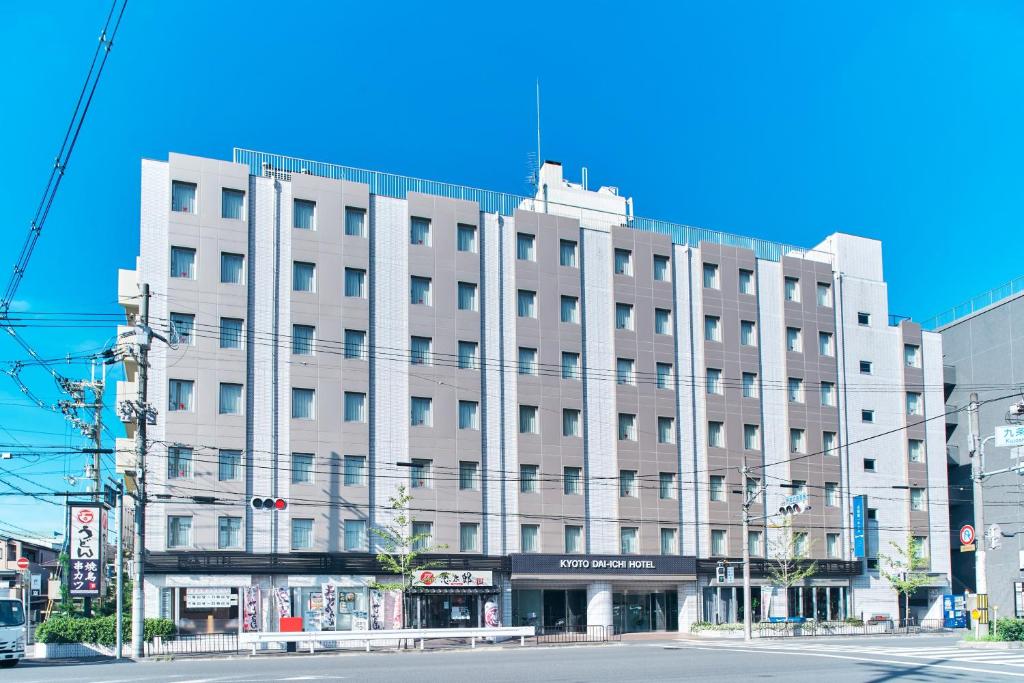 un gran edificio blanco en la esquina de una calle en Kyoto Daiichi Hotel, en Kioto