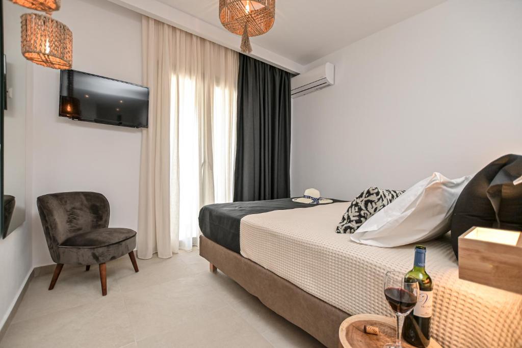 una camera d'albergo con letto e sedia di Ruby of Naxos ad Agios Prokopios