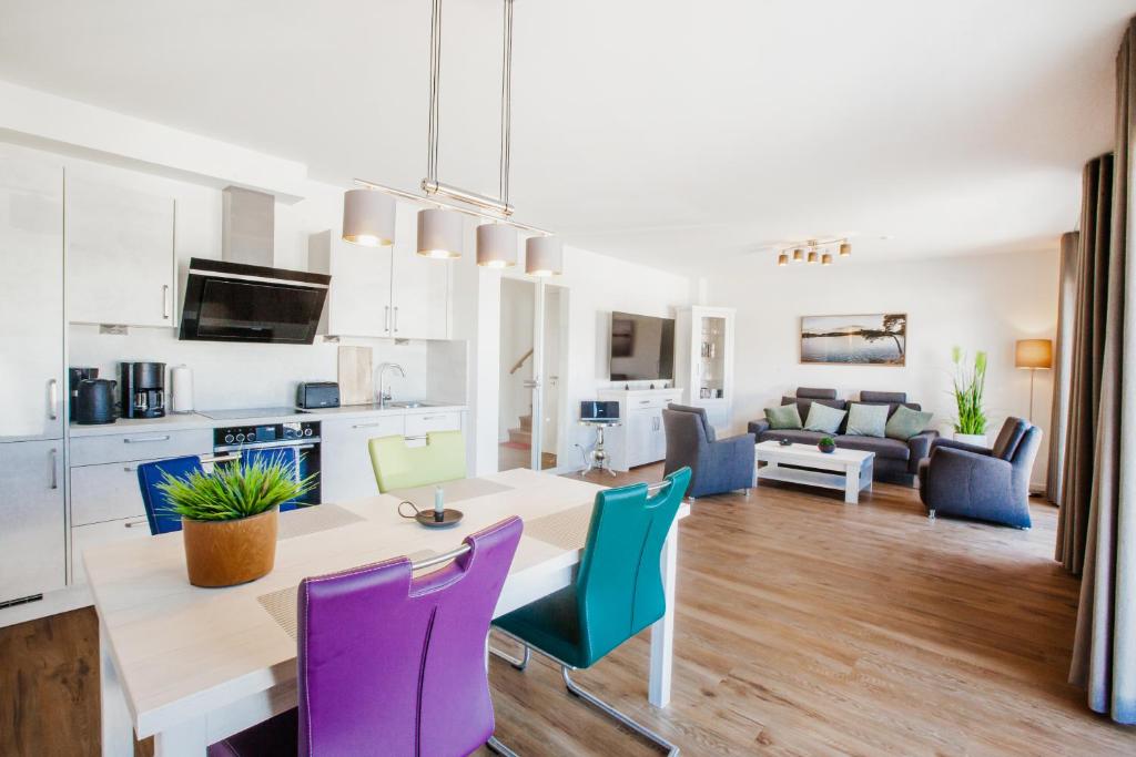 eine Küche und ein Wohnzimmer mit einem Tisch und Stühlen in der Unterkunft Ferienhaus Diemelblick 26 in Diemelsee