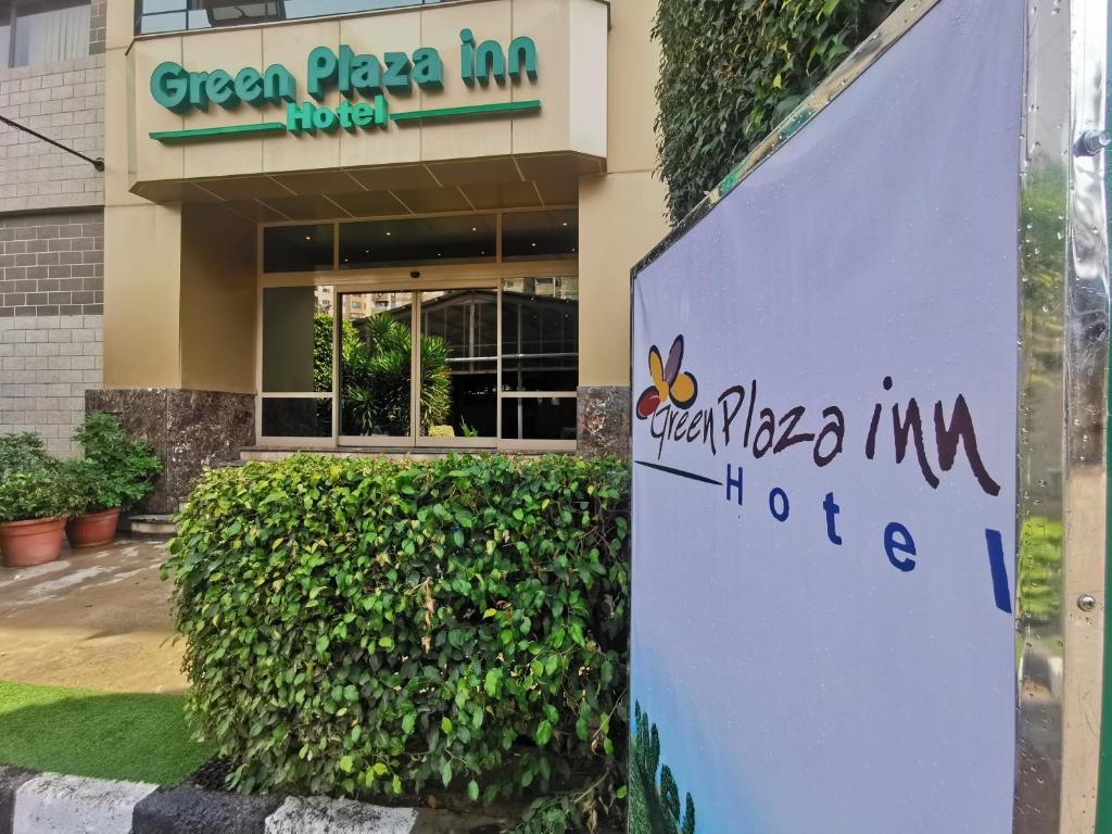 亞歷山大的住宿－Green Plaza Inn '''Business &Families Only'''，绿色步道汽车旅馆前的标志