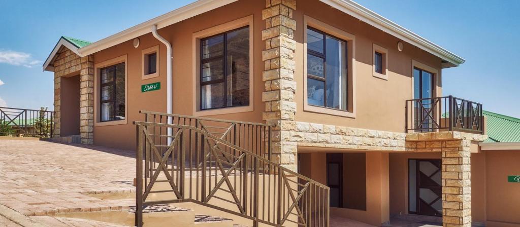 8 Sleeper Villa and 4 Sleeper Flatlet - Housity