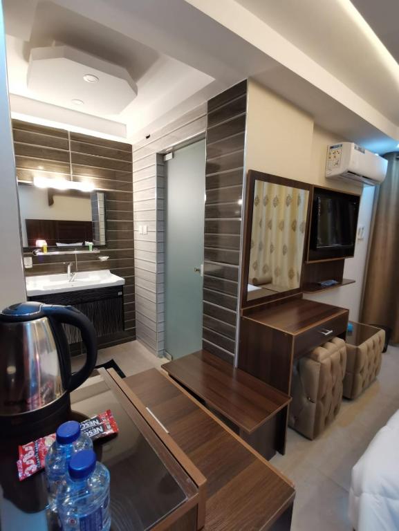 Kuchyň nebo kuchyňský kout v ubytování Nice View Hotel فندق الأطلالة الجميلة للعائلات فقط