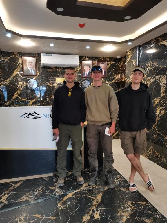 Členové personálu v ubytování Nice View Hotel فندق الأطلالة الجميلة للعائلات فقط