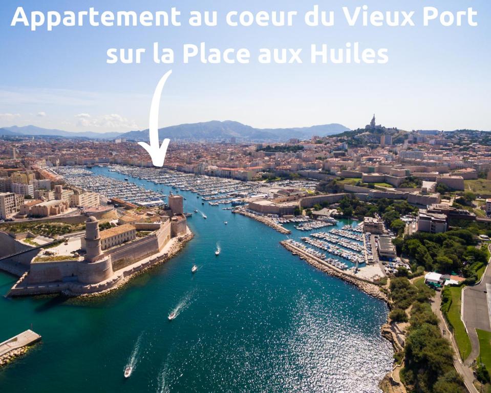 馬賽的住宿－SUD PASSION - Fada Vieux Port - Calme - Linge de qualité - Lit king size - Fibre，海港的空中景色,水中有船只