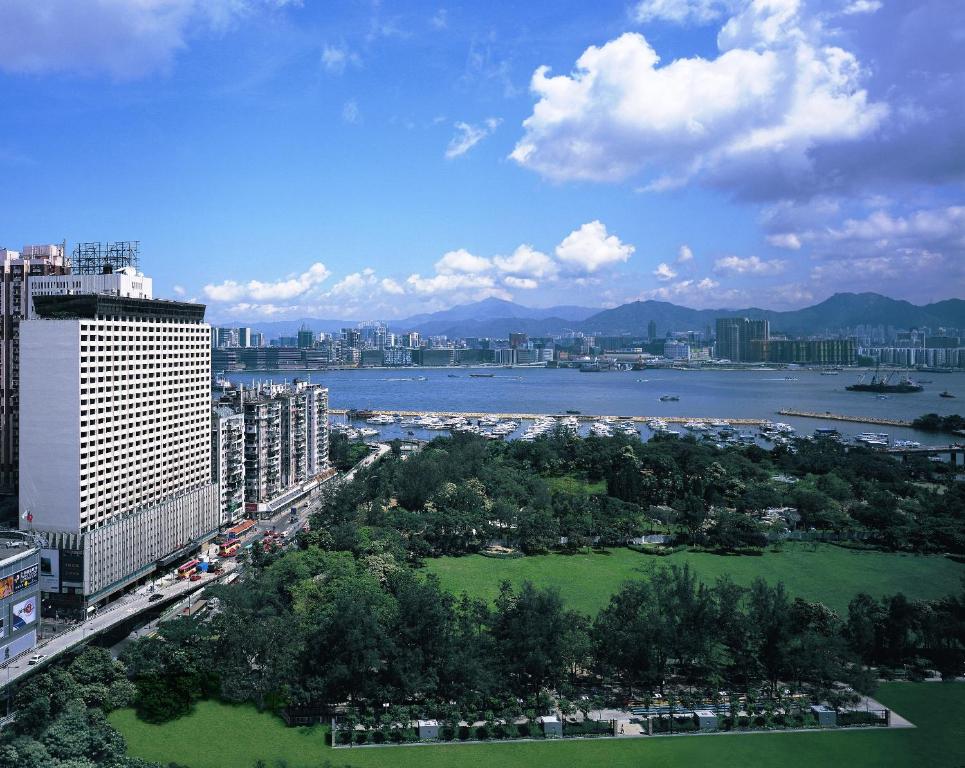 uma vista aérea de uma cidade com um rio e edifícios em The Park Lane Hong Kong, a Pullman Hotel em Hong Kong