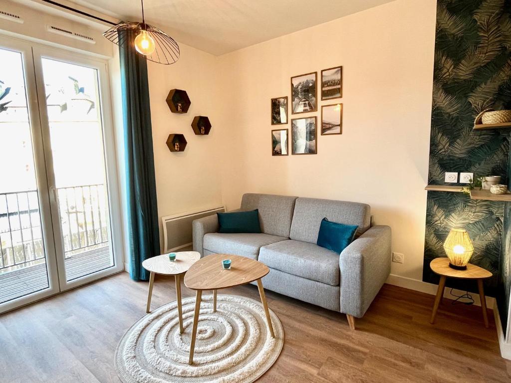 un salon avec un canapé et une table dans l'établissement Errakis, Joli studio secteur Hippodrome, à Caen