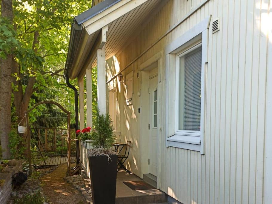 une maison blanche avec une porte et une fenêtre dans l'établissement Cosy Loft, à Helsinki