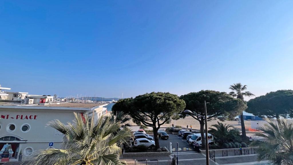 eine Straße mit Autos auf einem Parkplatz in der Unterkunft Les Dauphins in Sainte-Maxime