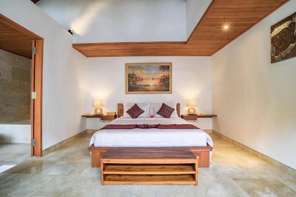 um quarto com uma cama grande num quarto em Gigimas Private Villa em Ubud