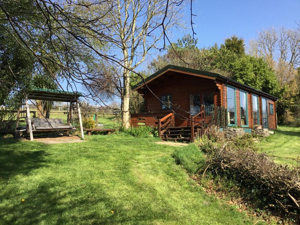 Zahrada ubytování Tudor Lodge with pool & BBQ cabin