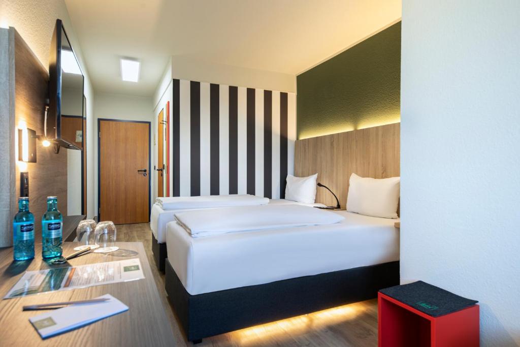 Una cama o camas en una habitación de ACHAT Hotel Stuttgart Zuffenhausen