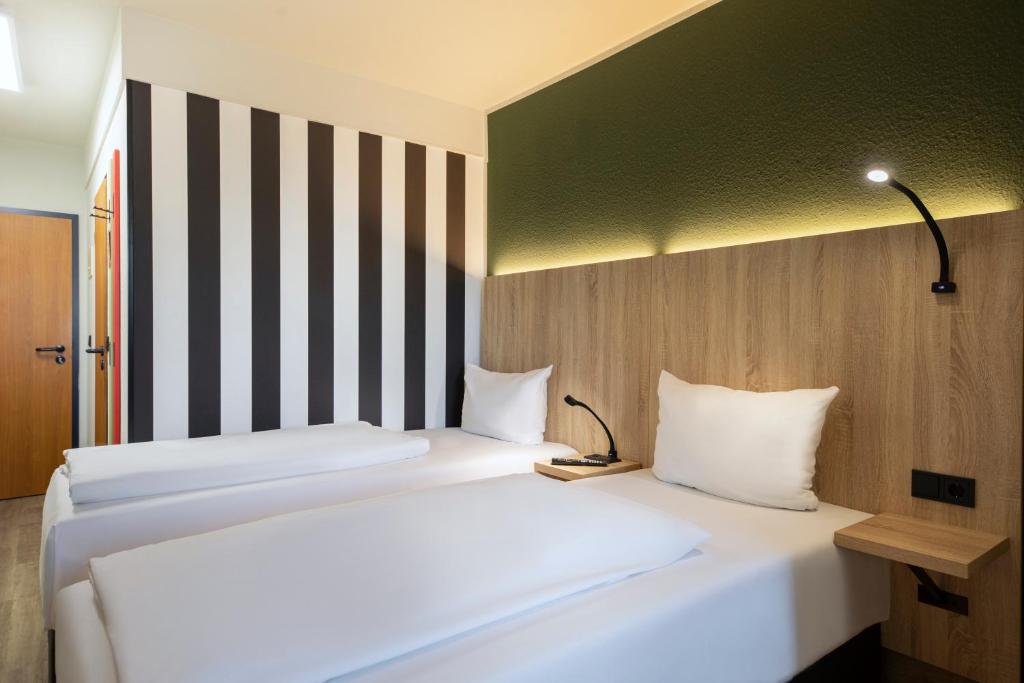 Una cama o camas en una habitación de ACHAT Hotel Stuttgart Zuffenhausen