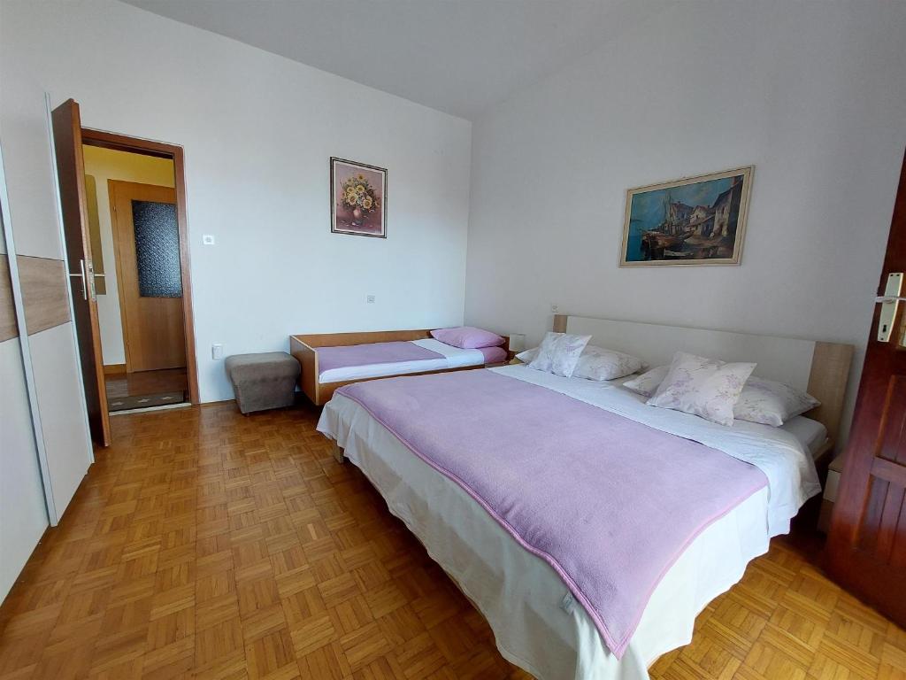Postel nebo postele na pokoji v ubytování Apartments Faran