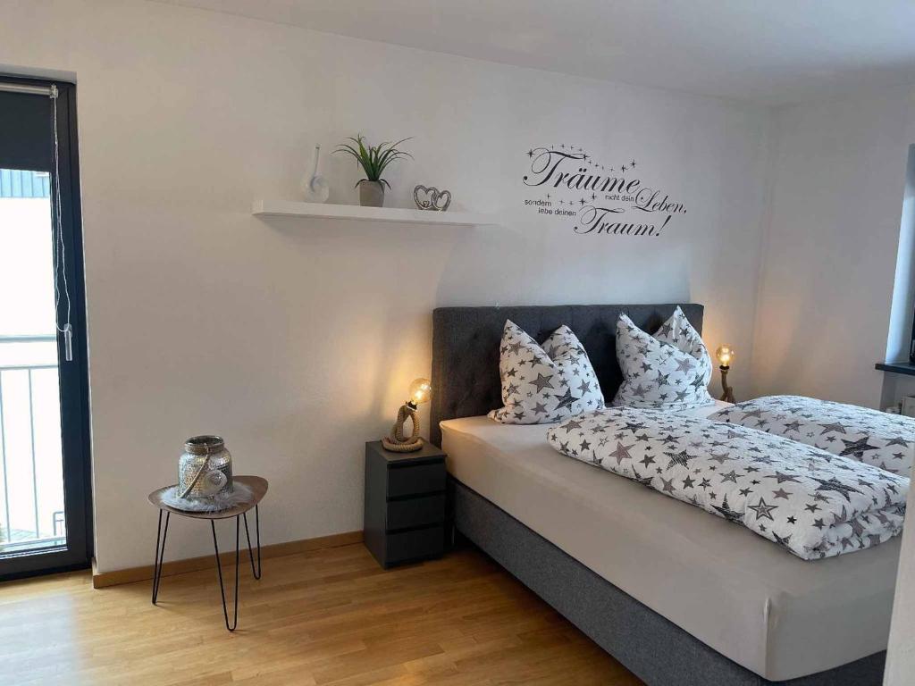 Un dormitorio con una cama con almohadas. en Ferienhaus Sternschnuppe, en Freyung