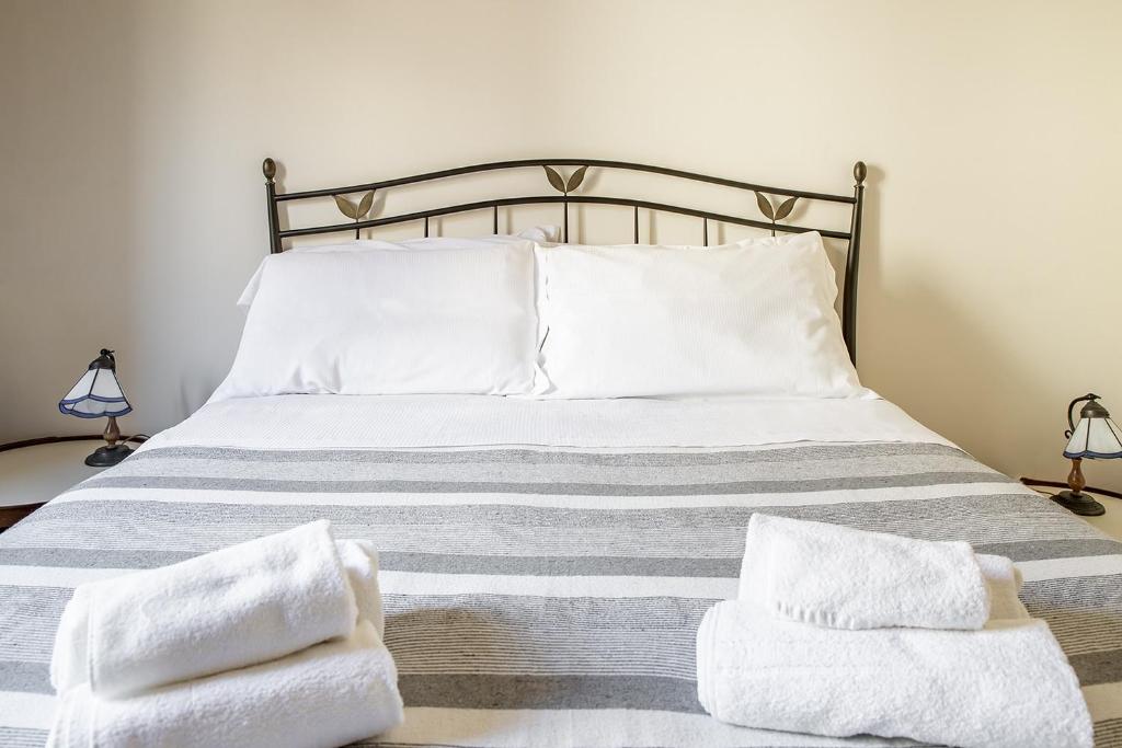 A bed or beds in a room at Duplex sul porto grande by Wonderful Italy