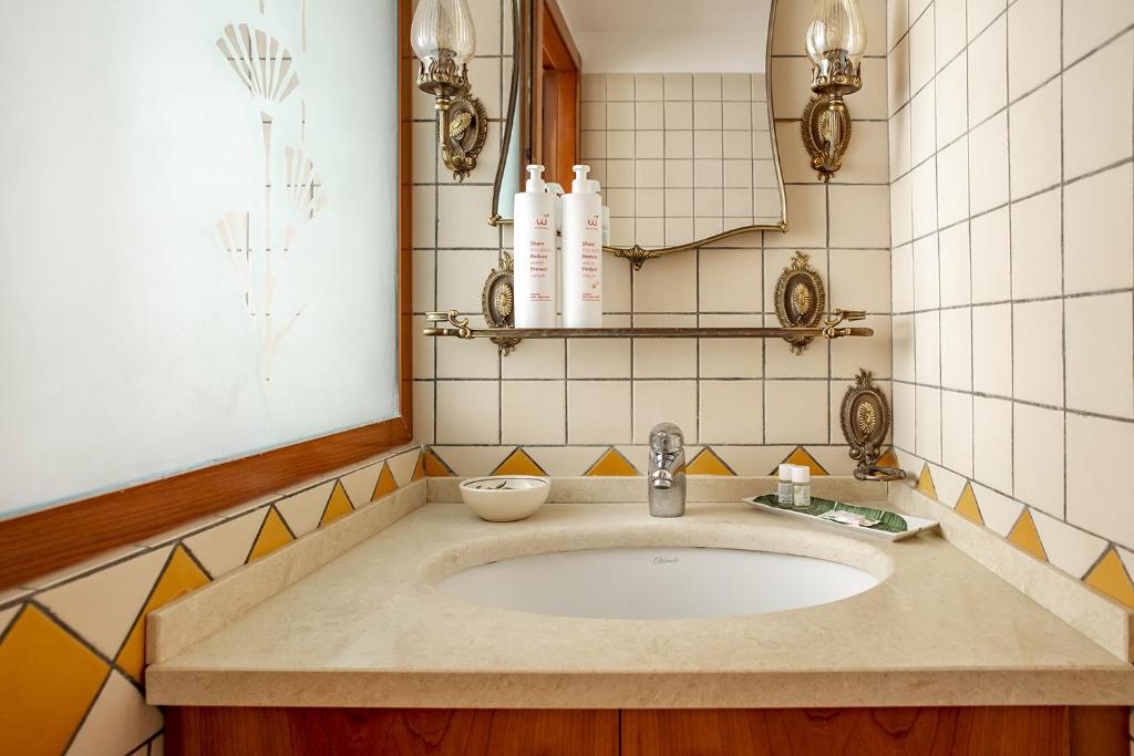 A bathroom at Duplex sul porto grande by Wonderful Italy