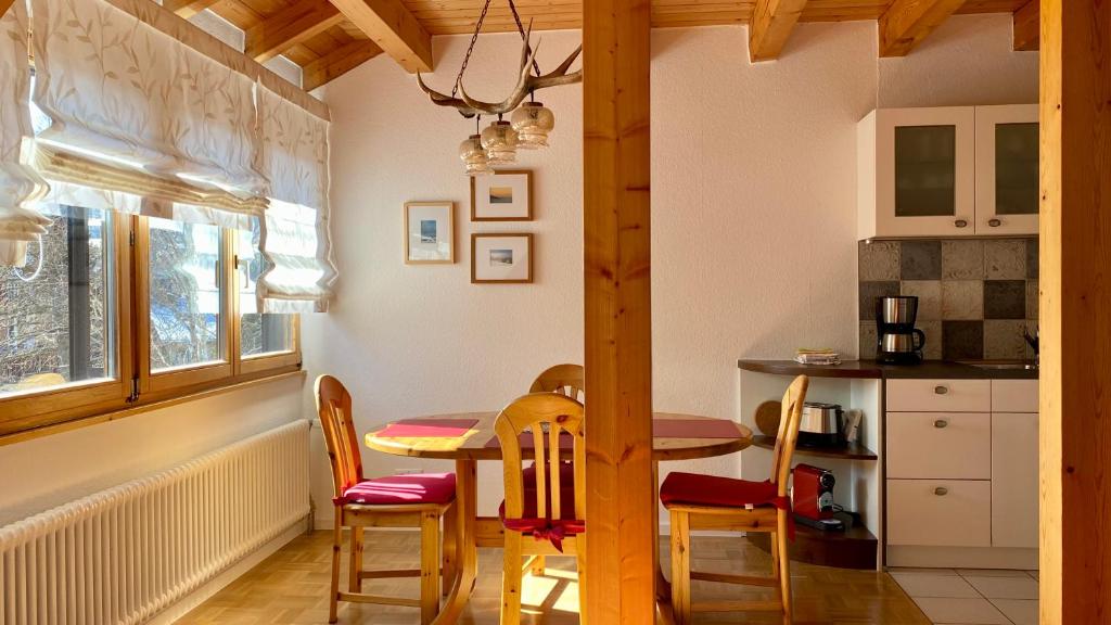 eine Küche mit einem Tisch und Stühlen im Zimmer in der Unterkunft 4-Star Holiday House Rösslewiese in Hinterzarten