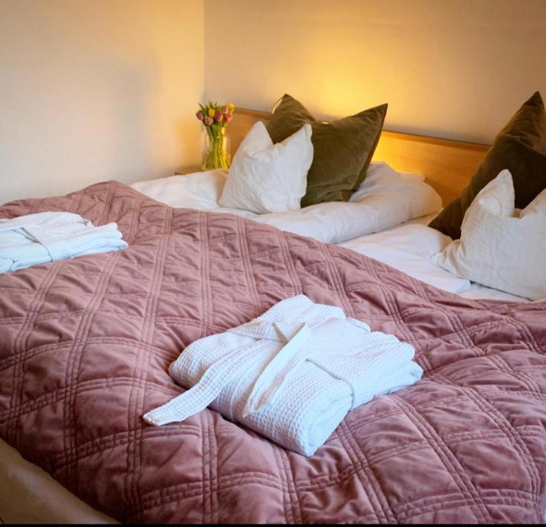 Postel nebo postele na pokoji v ubytování Fröjel Resort & Spa