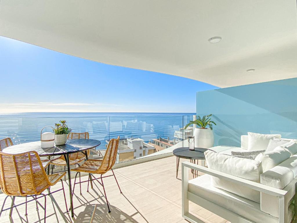 balcone con tavolo, sedie e vista sull'oceano di AMAZING SEA VIEWS - The Wave, Brand new apartment a Fuengirola