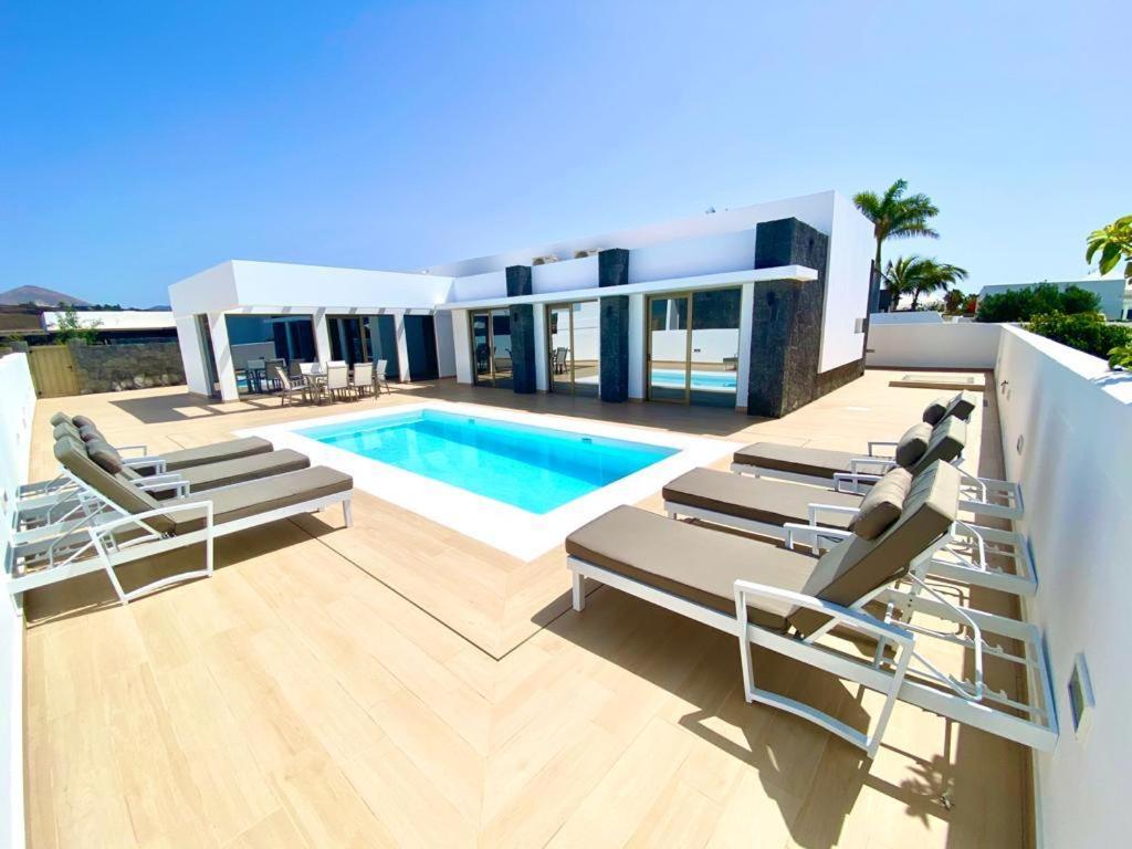 Fotografia z galérie ubytovania Luxury Villa Celine - 3 beds - 3 baths v destinácii Puerto del Carmen
