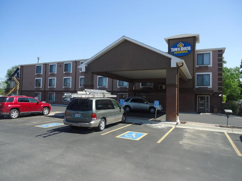 a car parked in a parking lot in front of a hotel at TownHouse Extended Stay Hotel Downtown in Lincoln